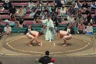 大相撲秋場所四日目。国技館に現われた好角家ミュージシャンが話題。(C)ABEMA