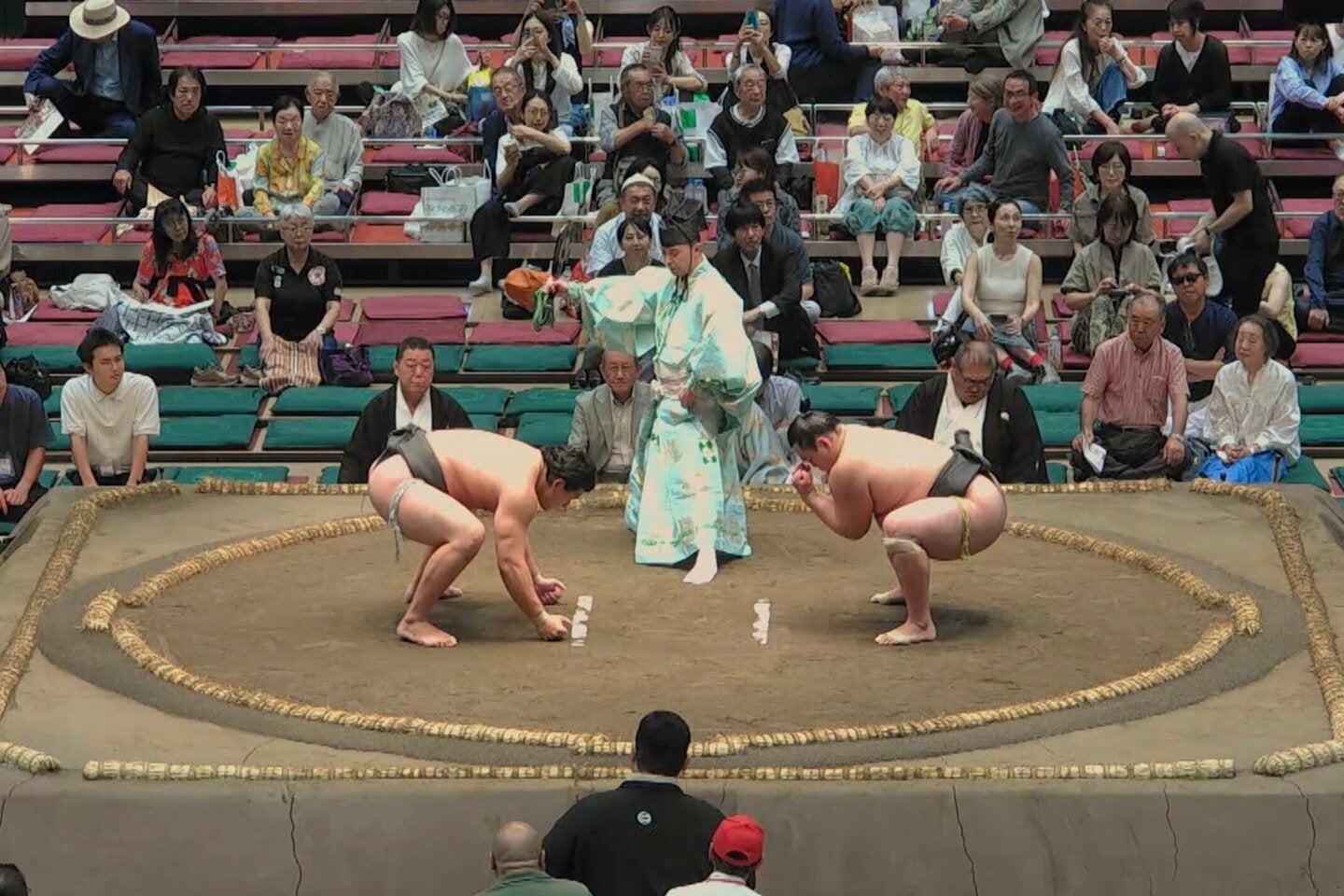 大相撲秋場所四日目。国技館に現われた好角家ミュージシャンが話題。(C)ABEMA