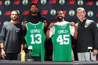 新加入のジョージ(左)とともに、コンリー(右)がセルティックス入団会見に臨んだ。(C)Getty Images