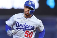 地区優勝決定後、ファンへの感謝を語ったドジャースのベッツ。(C) Getty Images