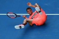 転倒した相手の状態が心配になりボールを打たずにプレーをとめた場合、ルール的にどのような判断が下されるのか...。(C)Getty Images