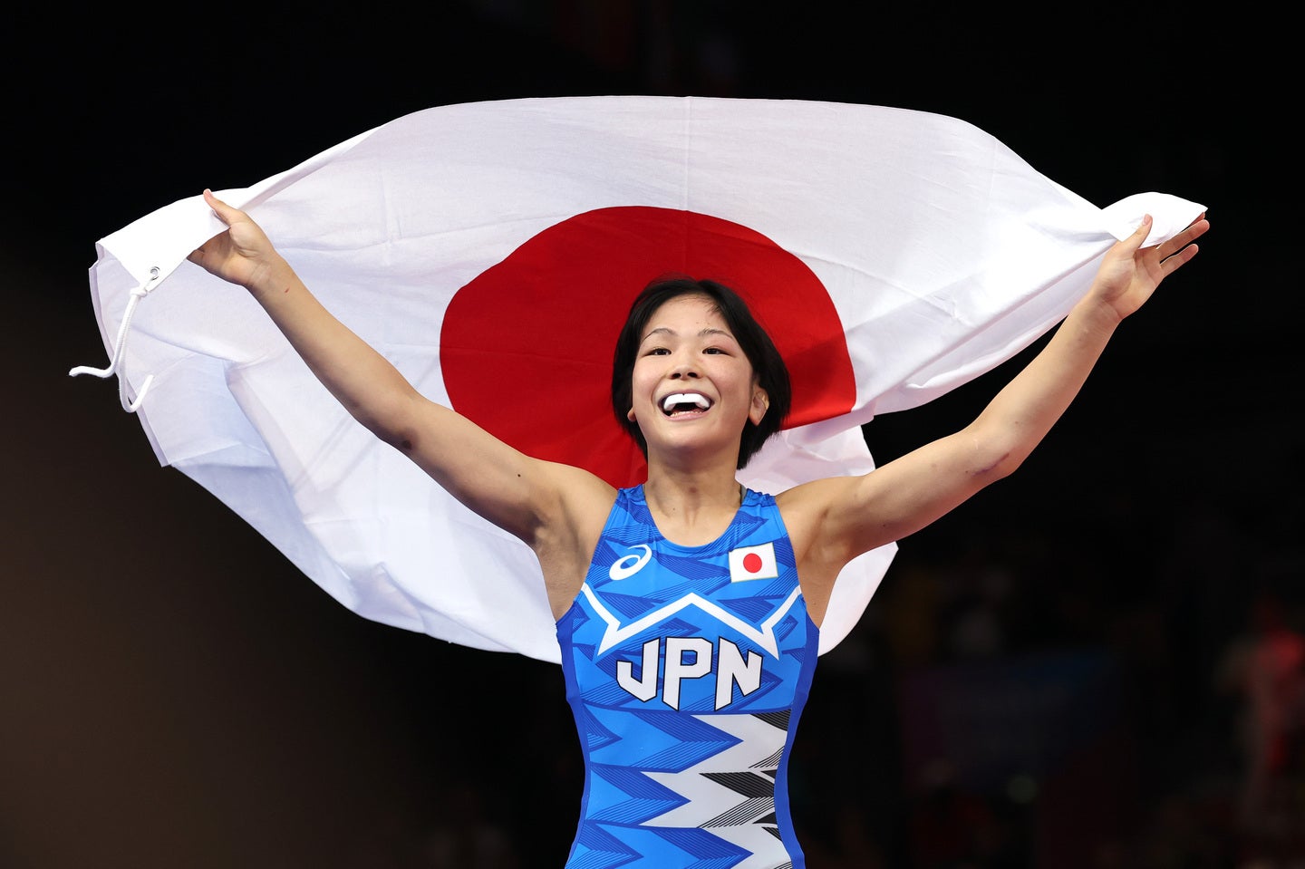 開会式で旗手を務めるレスリングの藤波朱理。(C)Getty Images