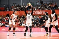 女子バレーのインドネシア代表。日本との試合後、友好的なシーンがあった。（C)AINAGOC