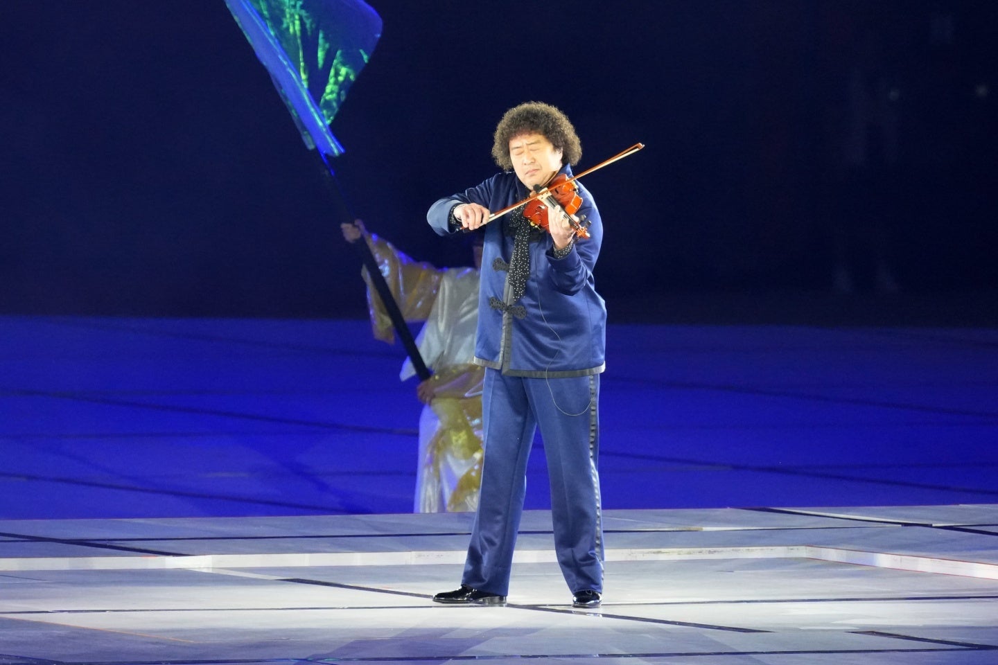アジア大会の開会式に登場したヴァイオリニストの葉加瀬太郎さん。(C)Getty Images