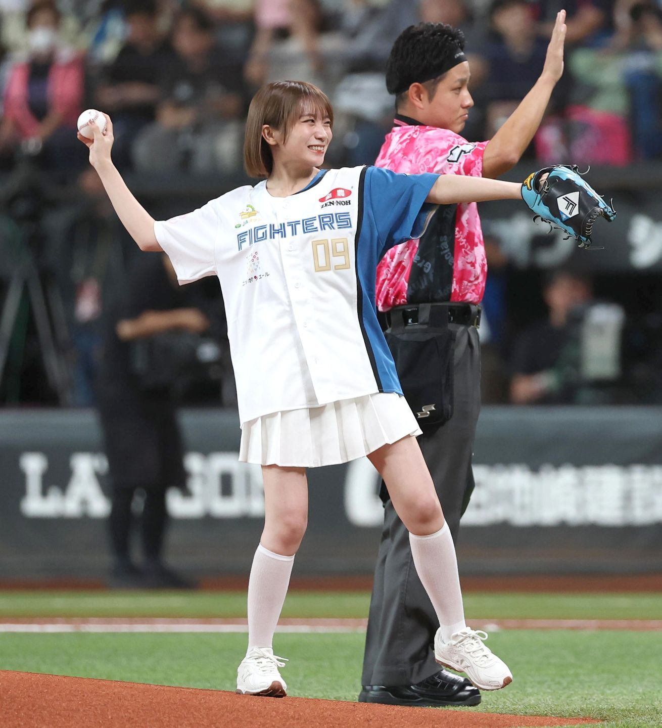 スマイル全開で始球式を盛り上げた秋元真夏さん。きつねダンスでも会場を沸かせた。写真：産経新聞社