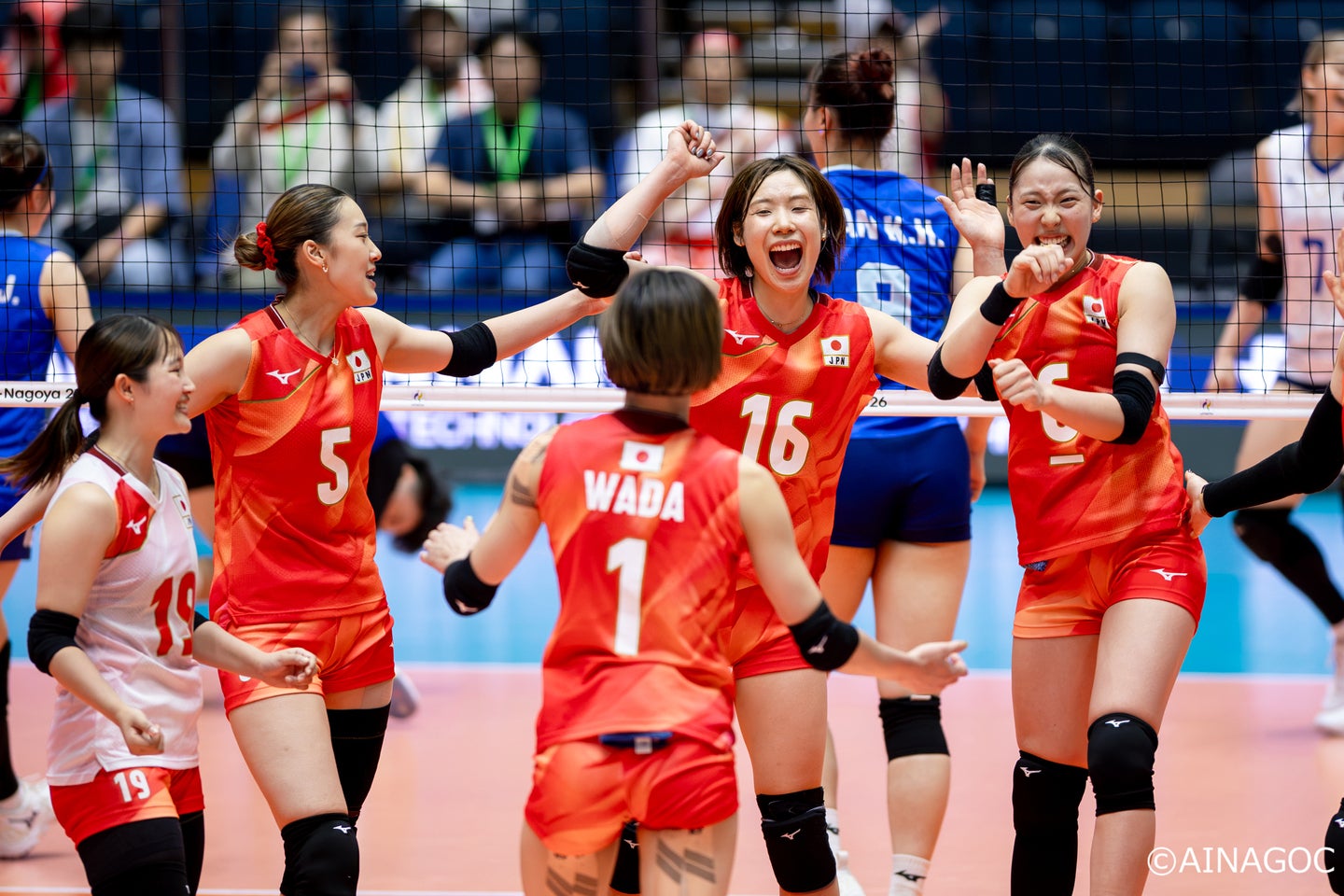 アジア大会でチャイニーズ・タイペイを下し、準決勝進出を決めた女子バレーボール日本代表。（C）AINAGOC