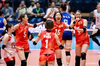 アジア大会でチャイニーズ・タイペイを下し、準決勝進出を決めた女子バレーボール日本代表。（C）AINAGOC