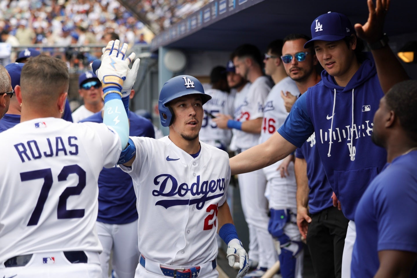 ６回に同点ソロを放ったエドマン。ベンチの大谷も笑顔で迎えた。(C)Getty Images