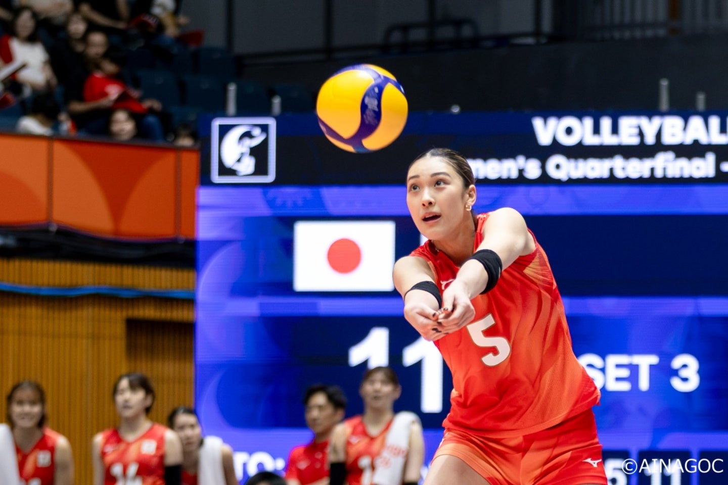 アジア大会で準決勝の韓国戦に臨む女子バレーボール日本代表。（C）AINAGOC