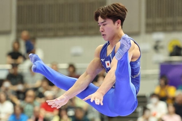 体操の男子個人総合決勝で２位に入った日本の岡。写真：梅月智史（THE DIGEST写真部）