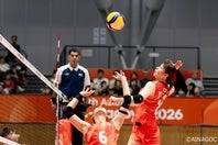 アジア大会で準決勝の韓国戦に勝利した女子バレーボール日本代表。（C）AINAGOC