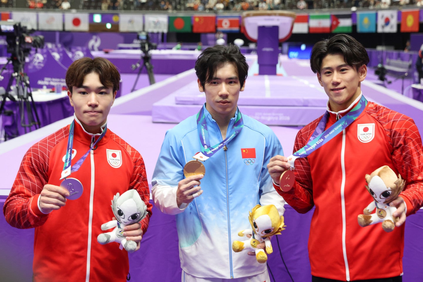男子個人総合でメダルを獲得した（左から）岡、張博恒、橋本。写真：梅月智史（THE DIGEST写真部）