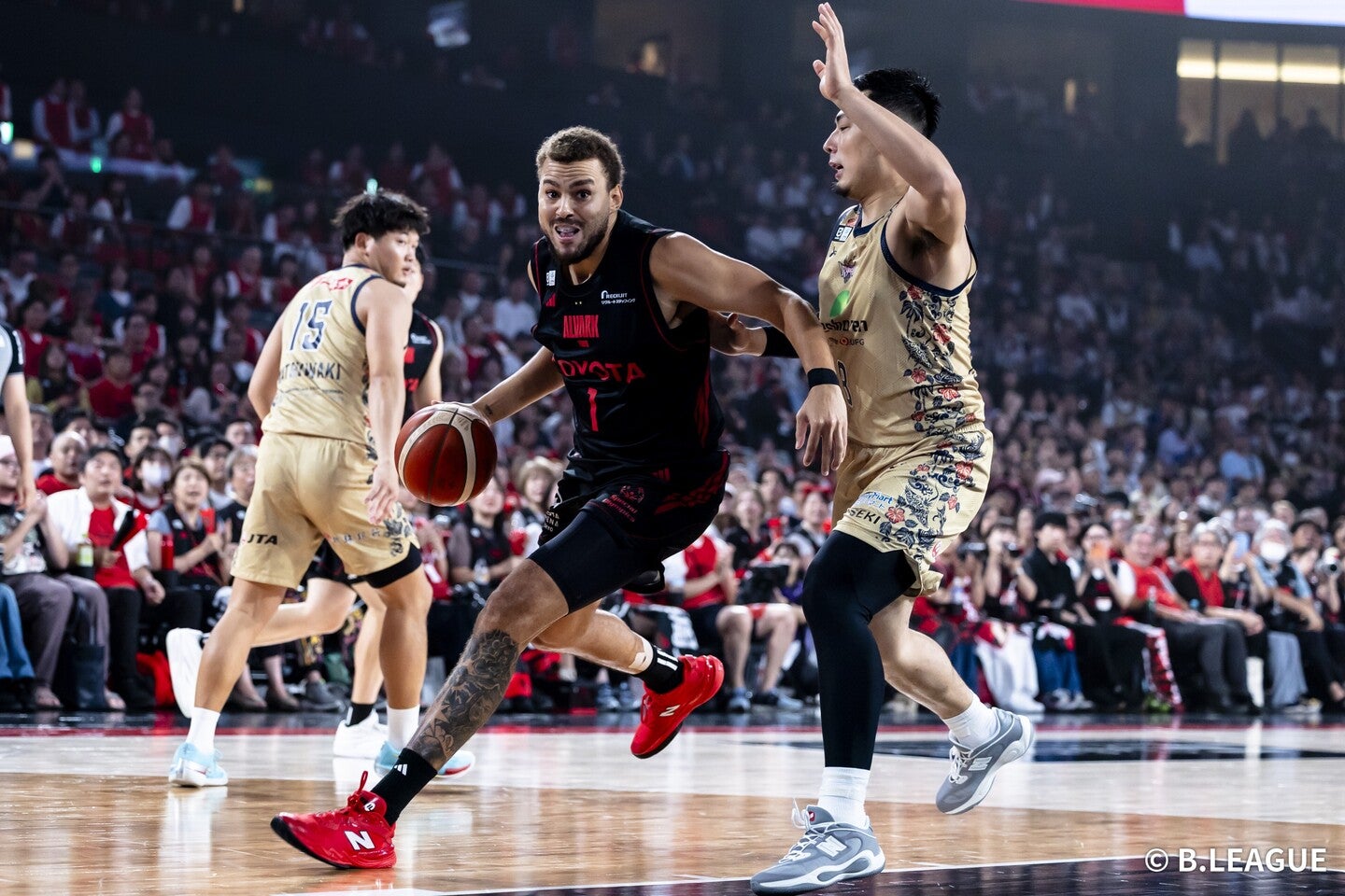 Bリーグの新体制「Bプレミア」が開幕。アルバルク東京のホグが初得点をあげた。(C)B.LEAGUE