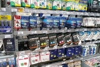 テニスショップには数え切れないほどの振動止めが陳列されている。丸型、◎型、角型、ワーム型…自分に合うタイプを探そう。写真：松尾高司