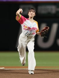 ソフトバンク始球式に登場した元アイドルで女優の矢吹奈子さん。写真：産経新聞社
