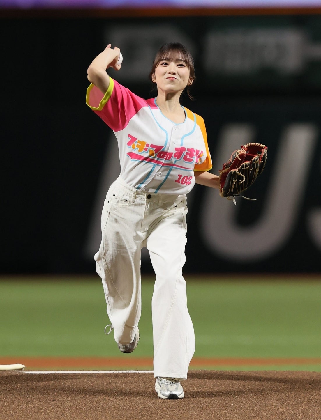 ソフトバンク始球式に登場した元アイドルで女優の矢吹奈子さん。写真：産経新聞社