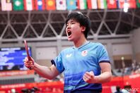 卓球団体男子では、松島、張本（写真）、戸上が勝利し、３-０で韓国を退けた。(C) AINAGOC