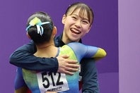 演技を終えた岸里奈（左）を迎えた杉原（右）が、西山の能力の高さを熱く語った。写真：梅月智史（THE DIGEST写真部）