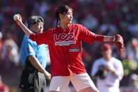 広島対巨人戦の始球式に登場したタレントの塚本恋乃葉さん。写真：産経新聞社
