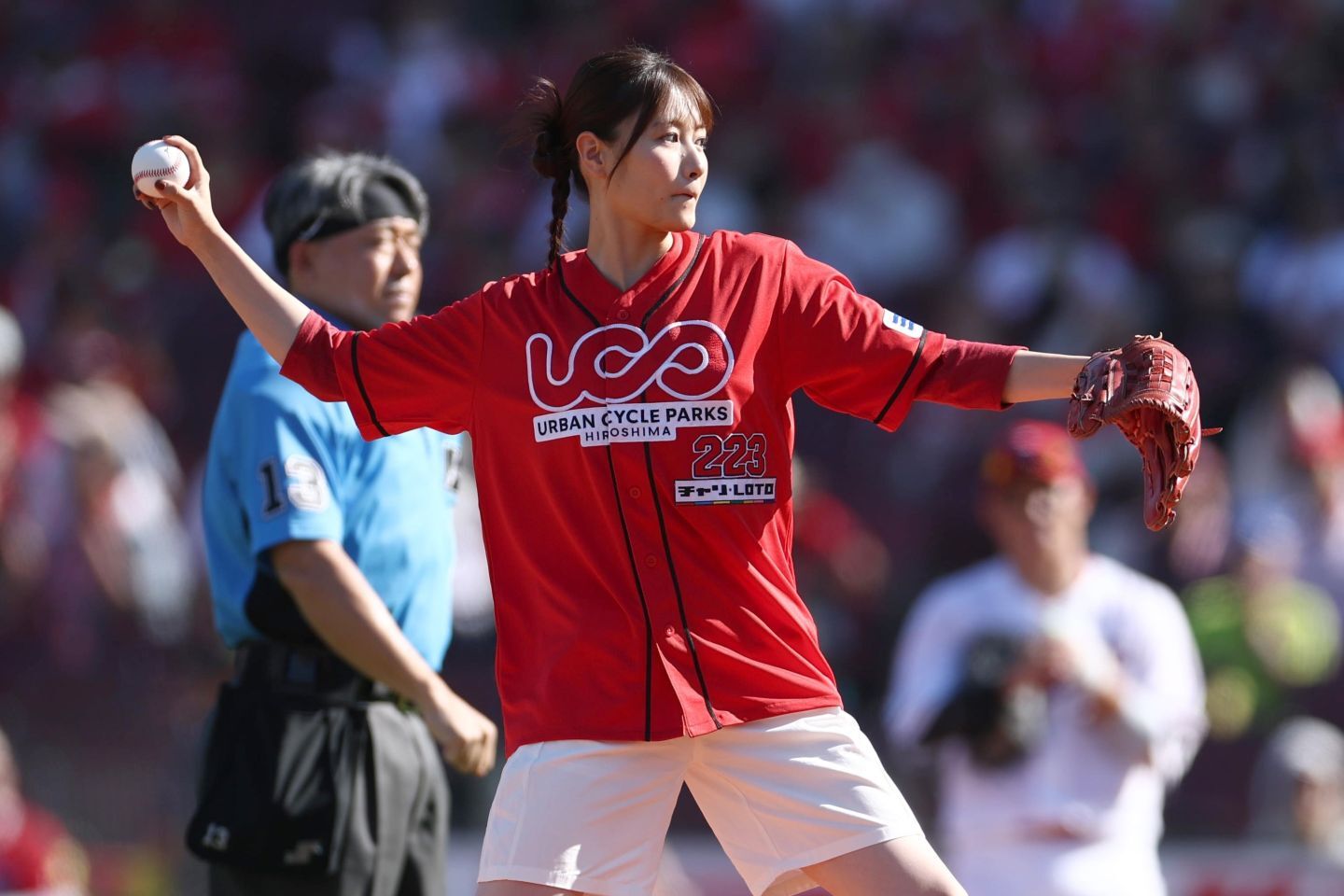 広島対巨人戦の始球式に登場したタレントの塚本恋乃葉さん。写真：産経新聞社