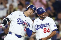 スタメン復帰した大谷翔平。一塁コーチと頭をコツンとぶつける。（C）Getty Images