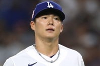ロサンゼルス・ドジャースが23日、2026年のチーム集合写真を公開。しかし、そこに山本由伸の姿がなかった。(C)Getty Images