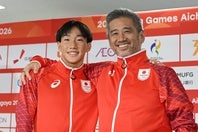 男子200m平泳ぎで世界記録を樹立した大橋（左）と太田コーチ（右）。(C)Getty Images
