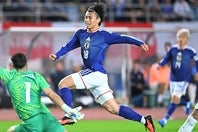 90＋６分にカウンターで抜け出した上田が、ダメ押しの３点目を決めた。写真：金子拓弥（THE DIGEST写真部）