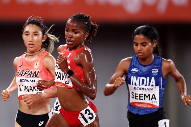 女子10000mで表彰台を射止めた（左から）田中、ヤビ、シーマ（インド、32分50秒05で３位）。(C)Getty Images