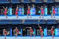 トロフィーポーズの段階で（４コマ目）、右の肩甲骨を寄せ、左の骨盤を前に突き出す。この２つを意識したら、ボディーターンをうまく使えてサービスが速くなったと西村佳世プロは語る。(C)THE DIGEST