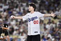 現地24日のパドレス戦で始球式に登場した神木さん。(C) Getty Images