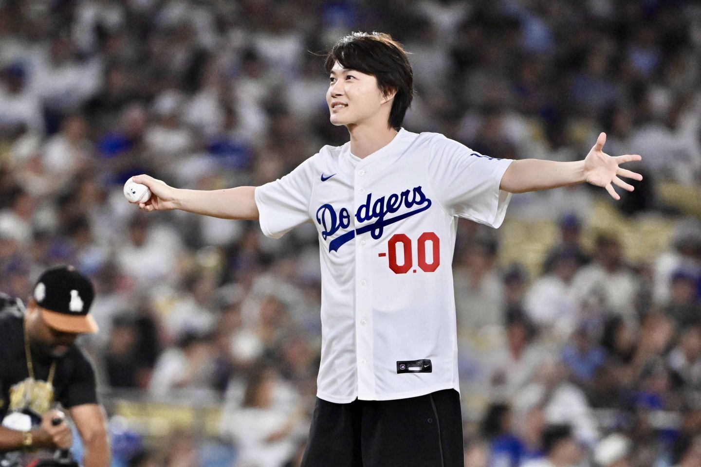 現地24日のパドレス戦で始球式に登場した神木さん。(C) Getty Images