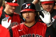 菅野から２本のホームランを放った村上（中央）。(C)Getty Images