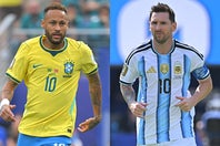 北中米ワールドカップを最後にブラジル代表から引退したネイマール（左）と、10月６日にアルゼンチン代表ラストマッチを迎えるメッシ（右）。写真：金子拓弥（THE DIGEST写真部／JMPA代表撮影）