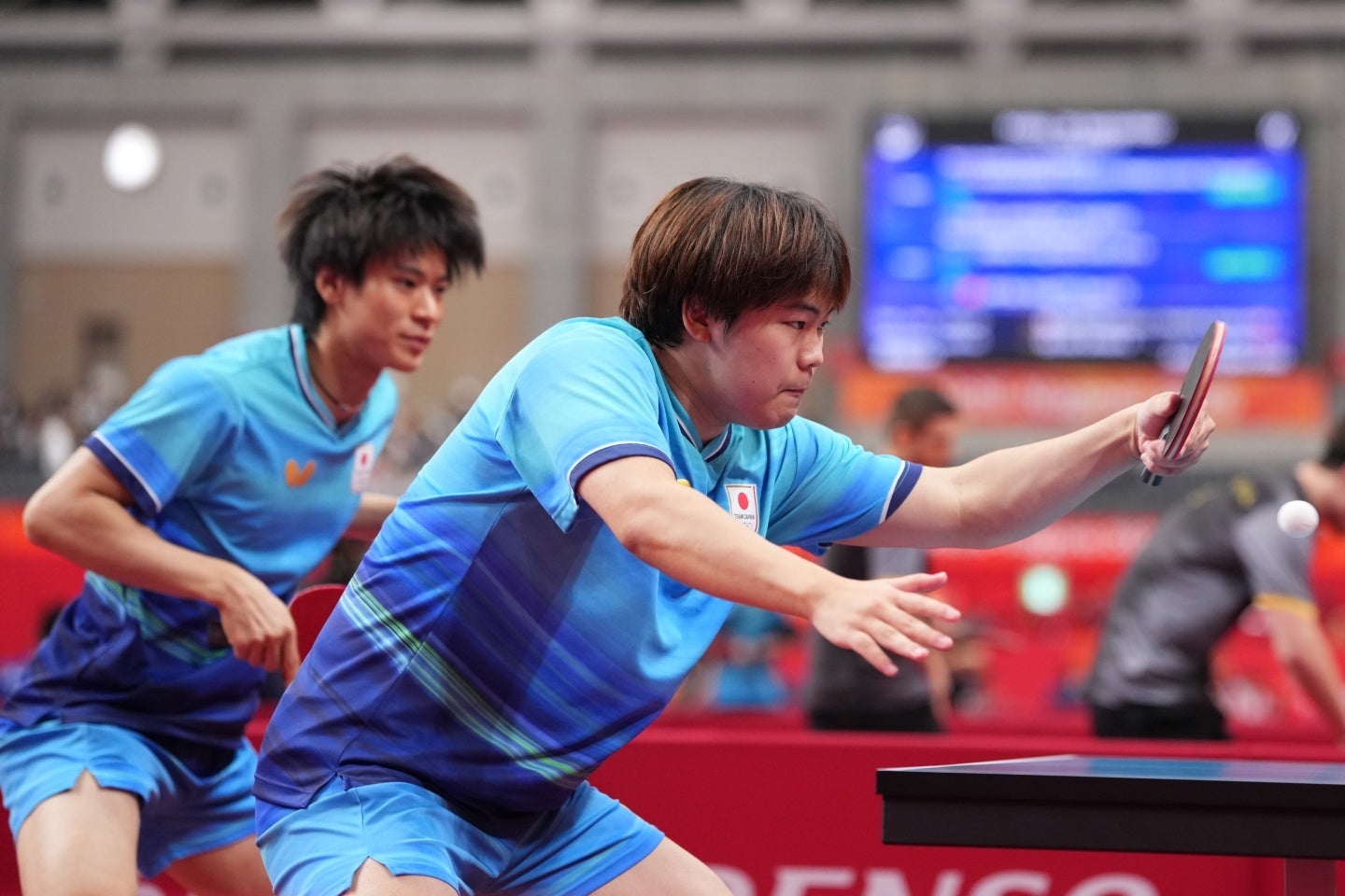 男子ダブルスの松島（手前）と戸上（奥）ペアは中国ペアに敗れた。(C) Getty Images