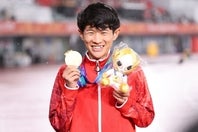 アジアの頂点に立ち、レース後にはトレードマークの“イチタカスマイル”を披露した山下。写真：梅月智史（THE DIGEST写真部）