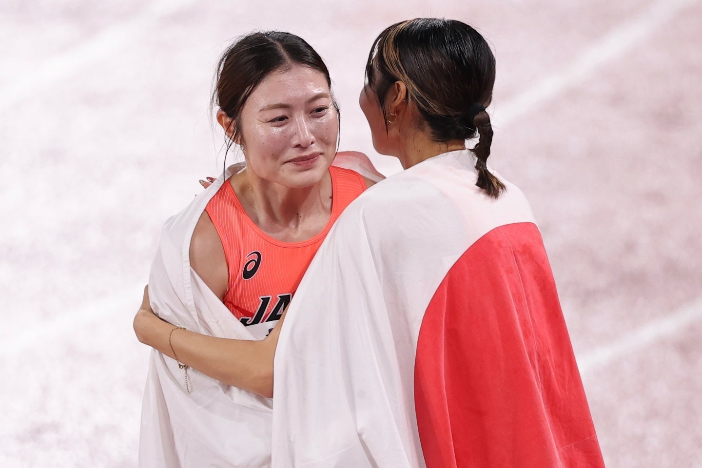 銀メダルの中島ひとみ（右）は金メダルの福部真子（左）を祝福するようにハグした。写真：梅月智史（THE DIGEST写真部）
