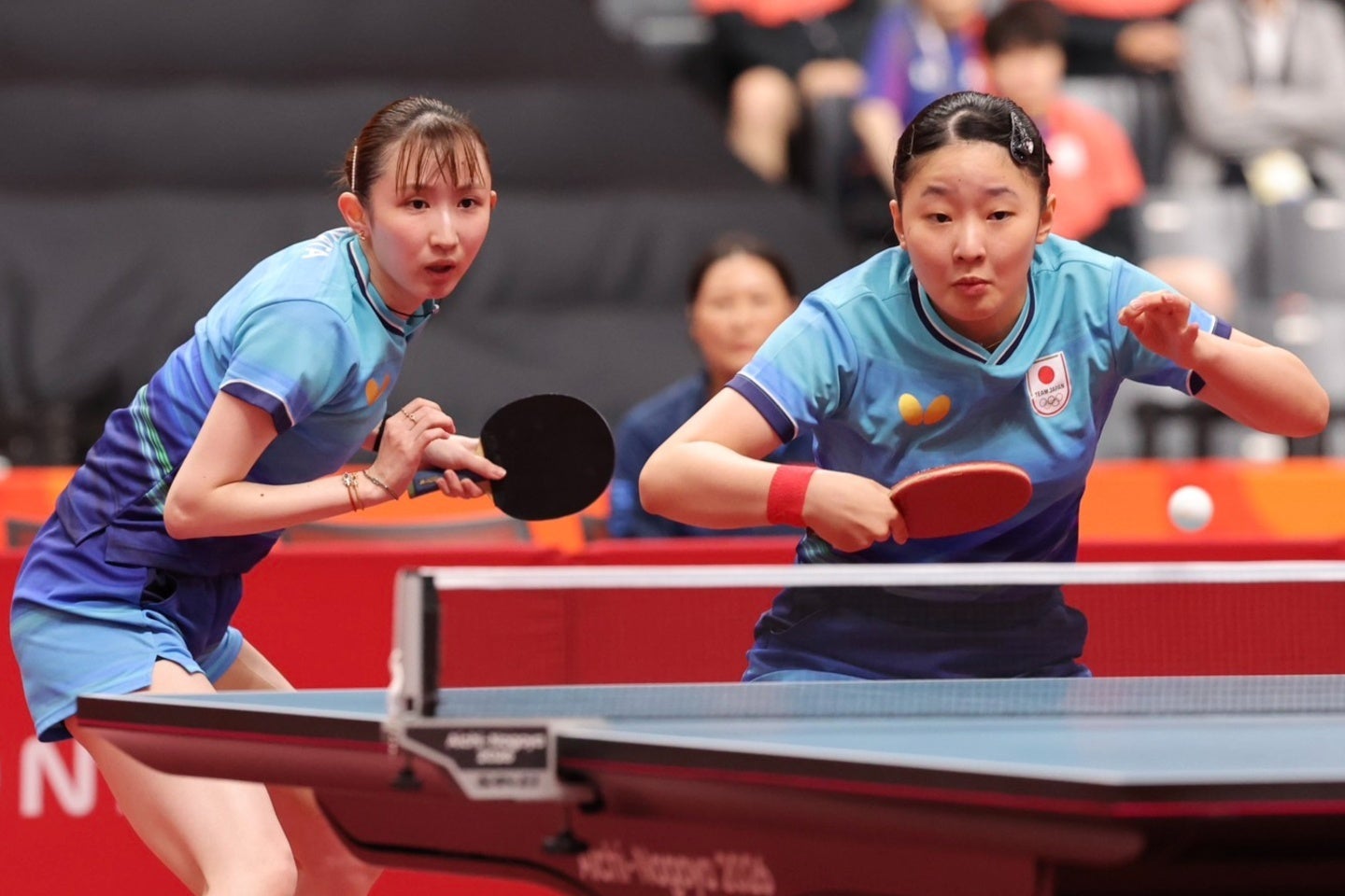 張本と早田の“みわひな”ペア。日本勢52年ぶりの決勝に進出した。写真：梅月智史（THE DIGEST写真部）
