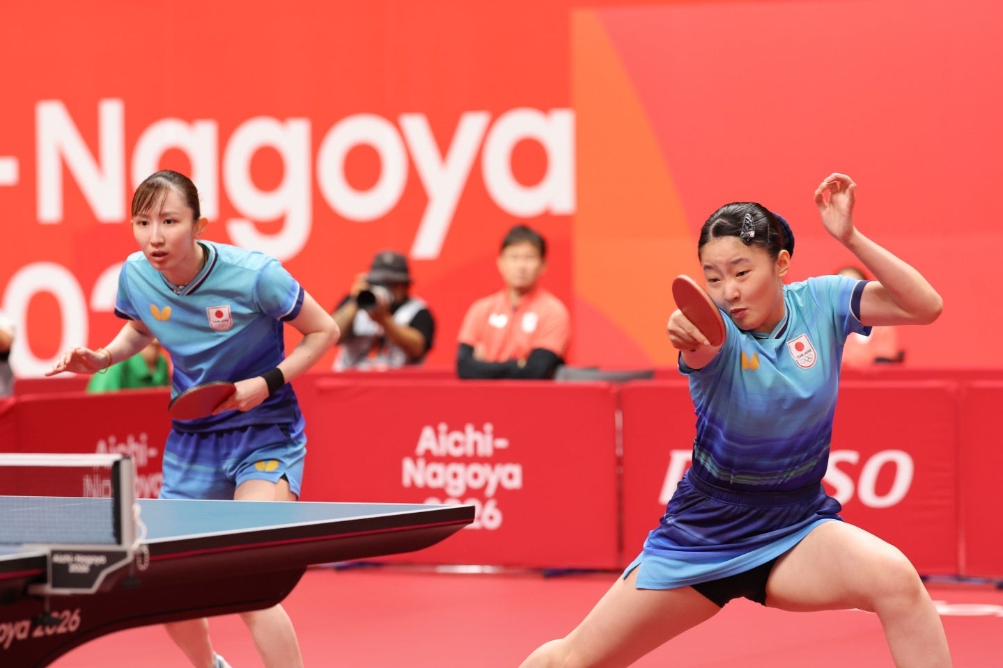 決勝進出を決めた早田と張本ペア。写真：梅月智史（THE DIGEST写真部）