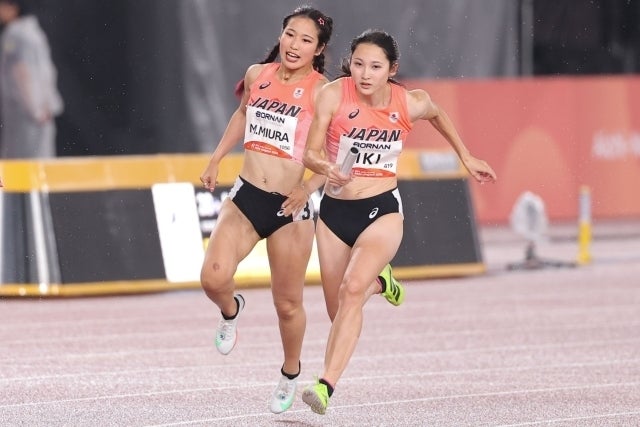 女子４継の予選で日本の（左から）２走を務めた三浦と３走の壹岐。写真：梅月智史（THE DIGEST写真部）