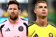 前人未踏の通算1000ゴールを目指すメッシ（左）とC・ロナウド（右）。もはや両者はサッカー界の生ける伝説と化している。(C)Getty Images