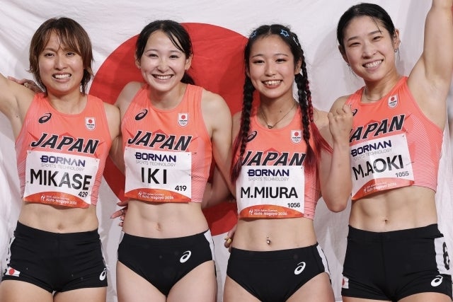女子４×100mでメダルを獲得した（左から）御家瀬、壹岐、三浦、青木。写真：梅月智史（THE DIGEST写真部）