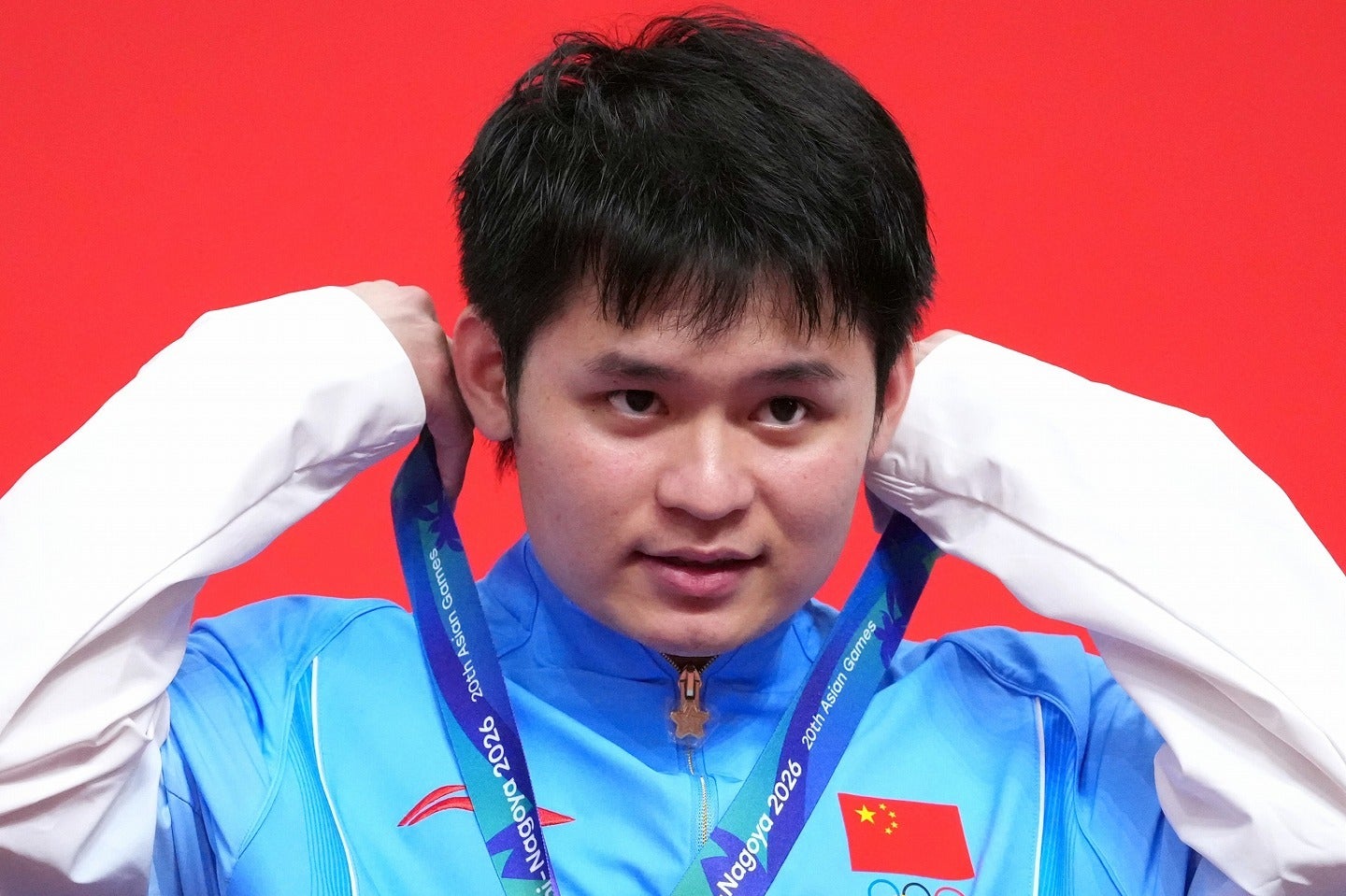 ダブルス決勝で対戦した張本と篠塚を称えた林詩棟。(C) Getty Images