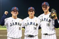 決勝で韓国とマッチアップした投手陣。左から渕上、樋口、嘉陽。(C) Getty Images