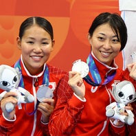 競泳女子4×100メートルメドレーリレーで銀メダルを獲得した白井璃緒と鈴木聡美。(C)AINAGOC