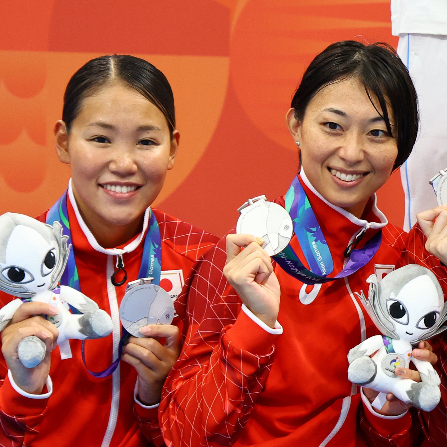 競泳女子4×100メートルメドレーリレーで銀メダルを獲得した白井璃緒と鈴木聡美。(C)AINAGOC
