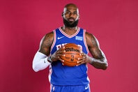 今季からシクサーズでプレーするレブロンが自己犠牲の重要性を説いた。(C)Getty Images