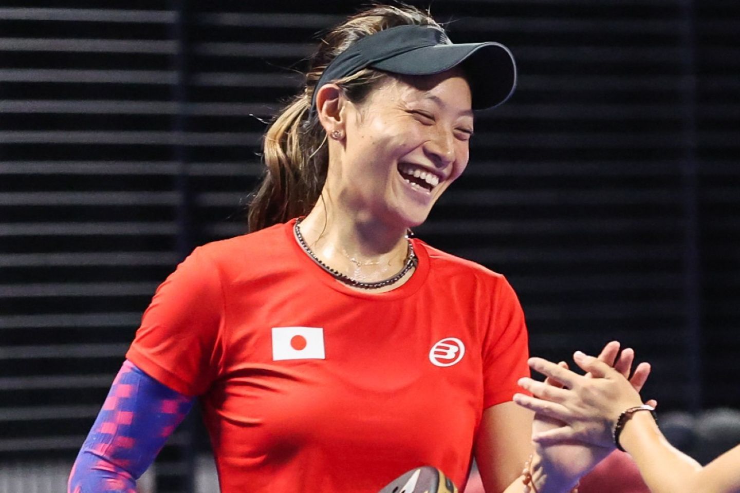 アジア大会のパデル女子ダブルスに出場する小澤琴巳。(C) AINAGOC