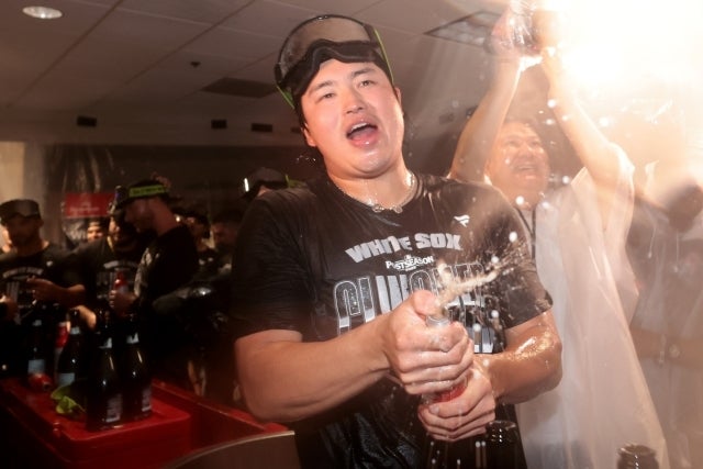 ALWCSを突破し、シャンパンファイトをするホワイトソックスの村上。(C)Getty Images