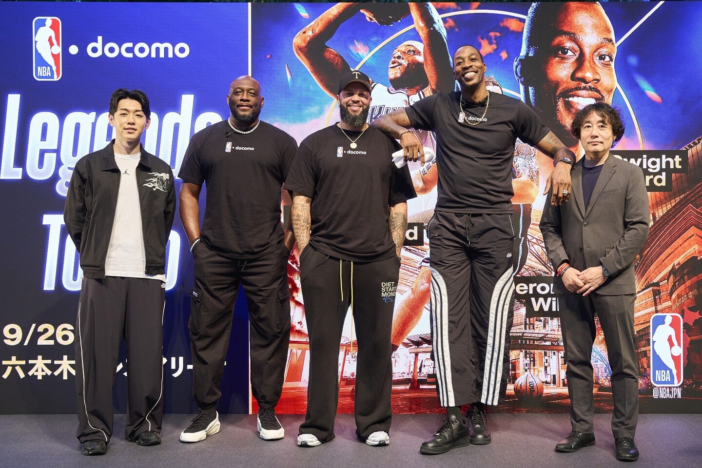 来日した３人のNBAレジェンドと、NTTドコモの小田部長(右)。(C)NBA docomo